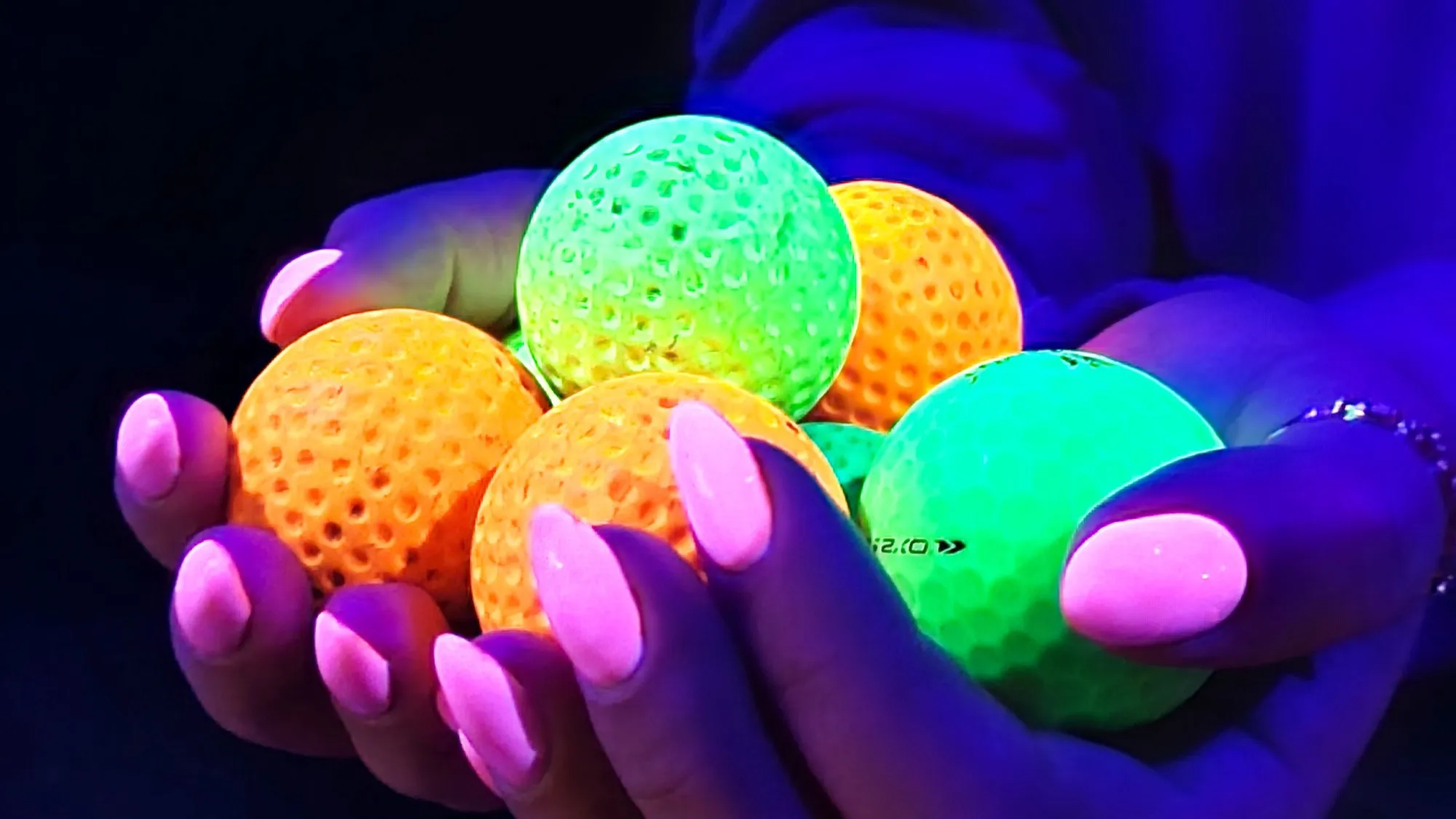 Kourallinen hohtavia minigolfpalloja