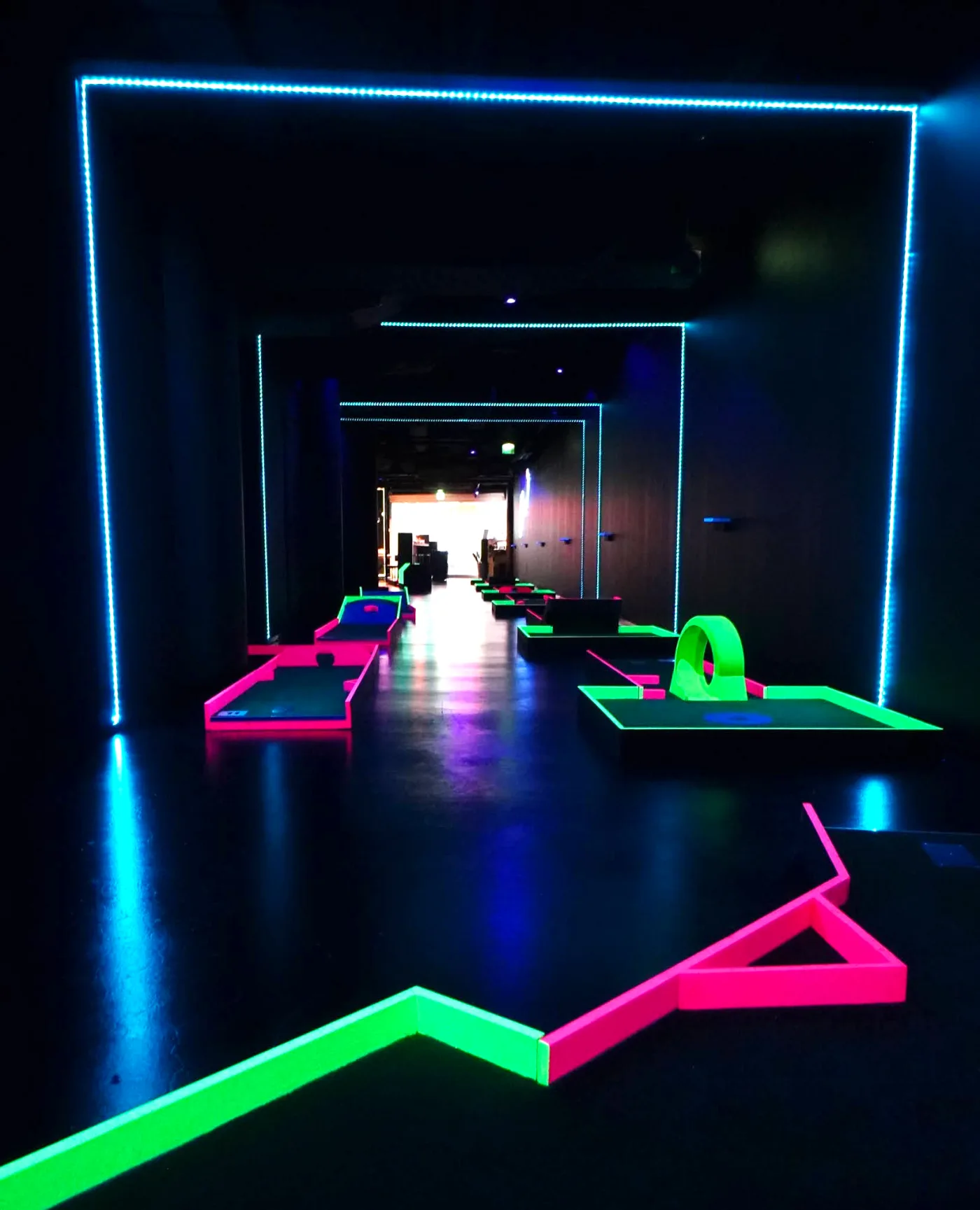 Hohtogolfin hohtava minigolfkäytävä UV-valoissa