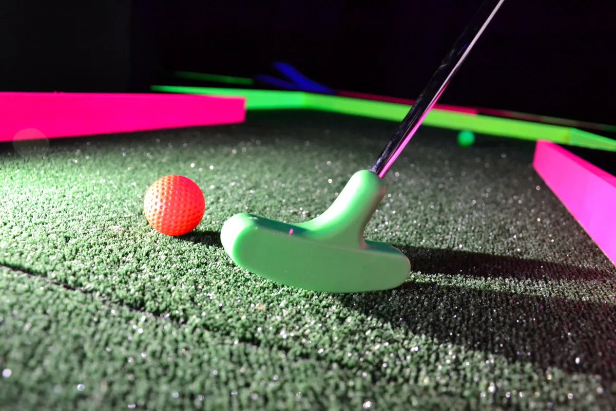 Hohtogolfin maila ja hohtava pallo